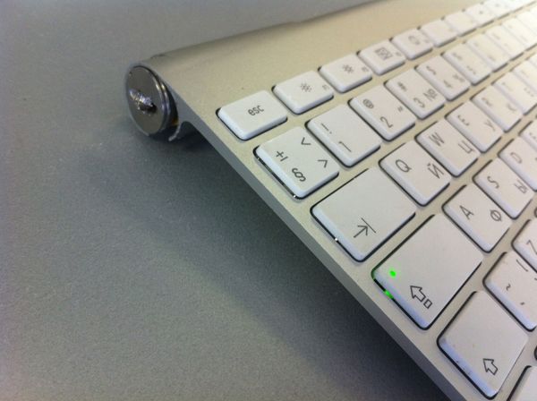 Клавиатура Apple - что делать, если в батарейках потек электролит